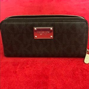 ❤️ SOLD ❤️ Authentic Michael Kors zippy wallet